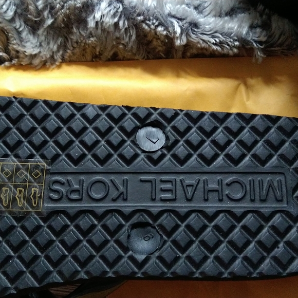 Michael kors flip flops NWOT - Picture 4 of 8